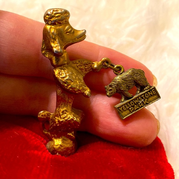 VINTAGE BRASS POODLE RED VELVET PIN CUSHION w/ YELLOWSTONE CHARM SWEET! … - Picture 3 of 7